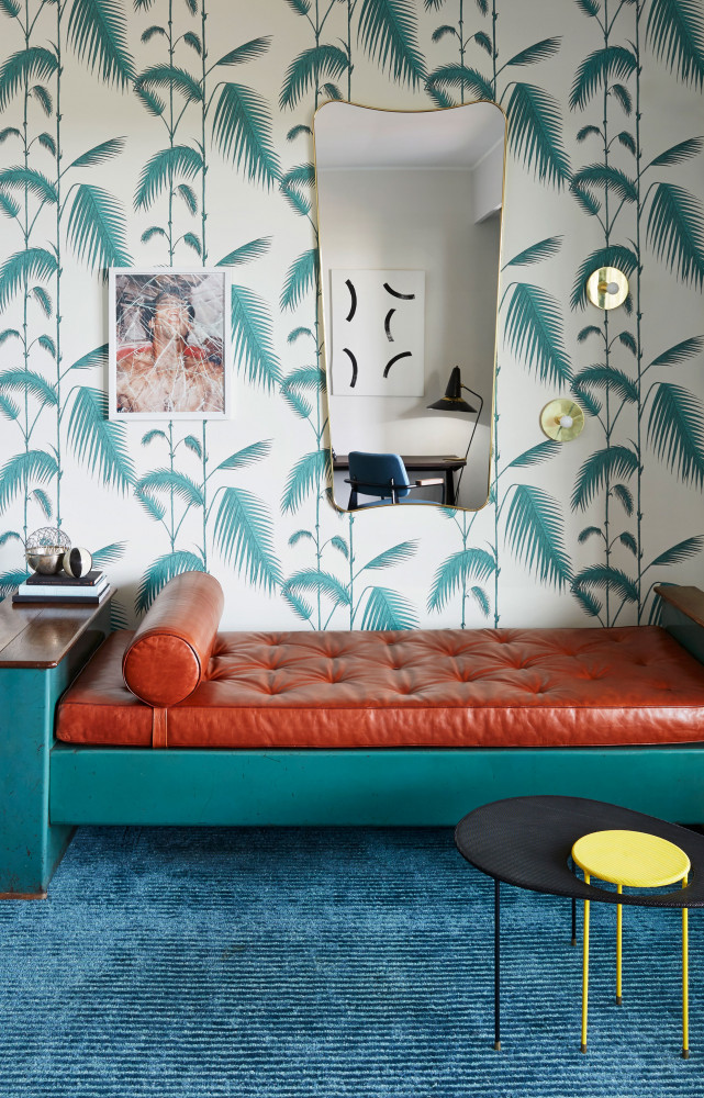 Au-dessus d’un lit de Jean Prouvé datant des années 50, miroir de Gio Ponti. À droite, table...