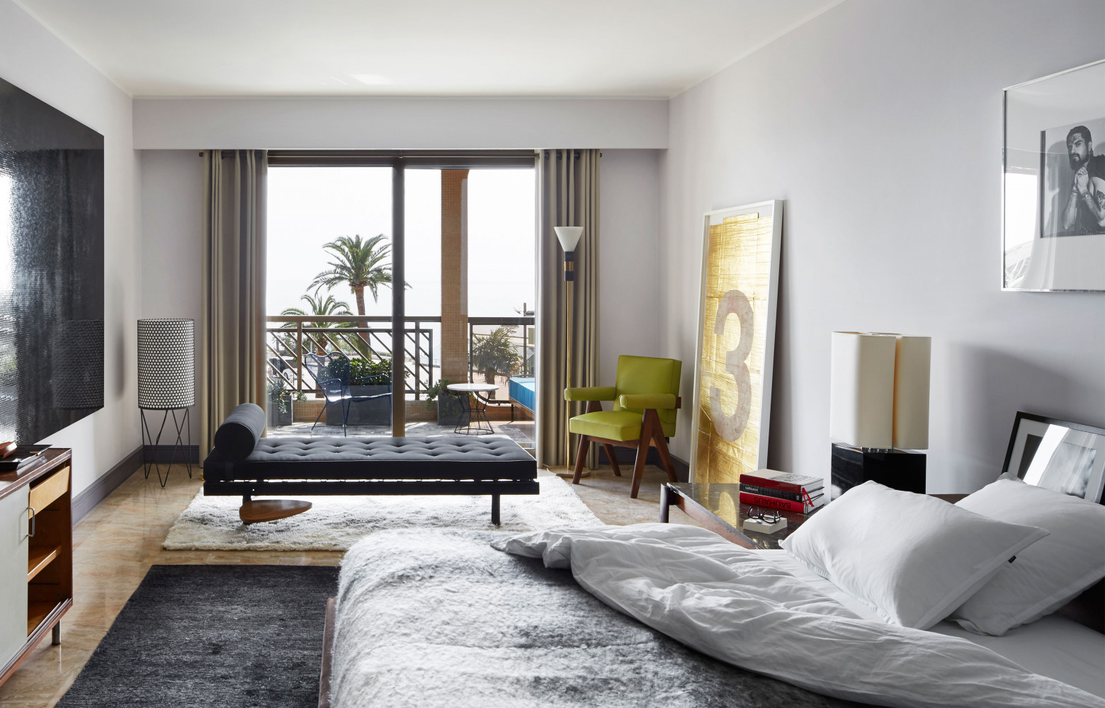 Dans la chambre principale, à droite, toile « Number (3) » de Danh Vo et fauteuil «...