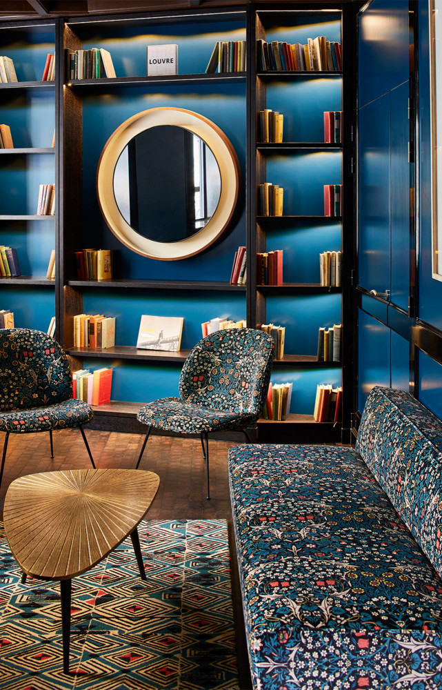 Les chaises « Beetle Lounge » (Gubi) ont été tapissées en House of Hackney et s’harmonisent au...