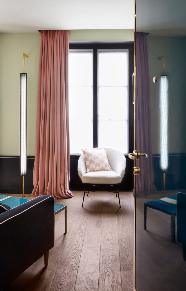 Le noyer est de même utilisé pour le parquet des suites. Ici aussi, on retrouve les couleurs,...