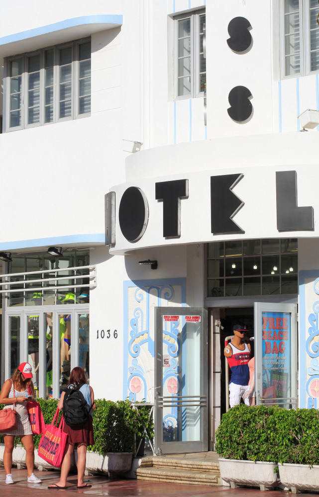 Au 1036 Ocean Drive, dans le quartier Art déco, le Congress Hotel.