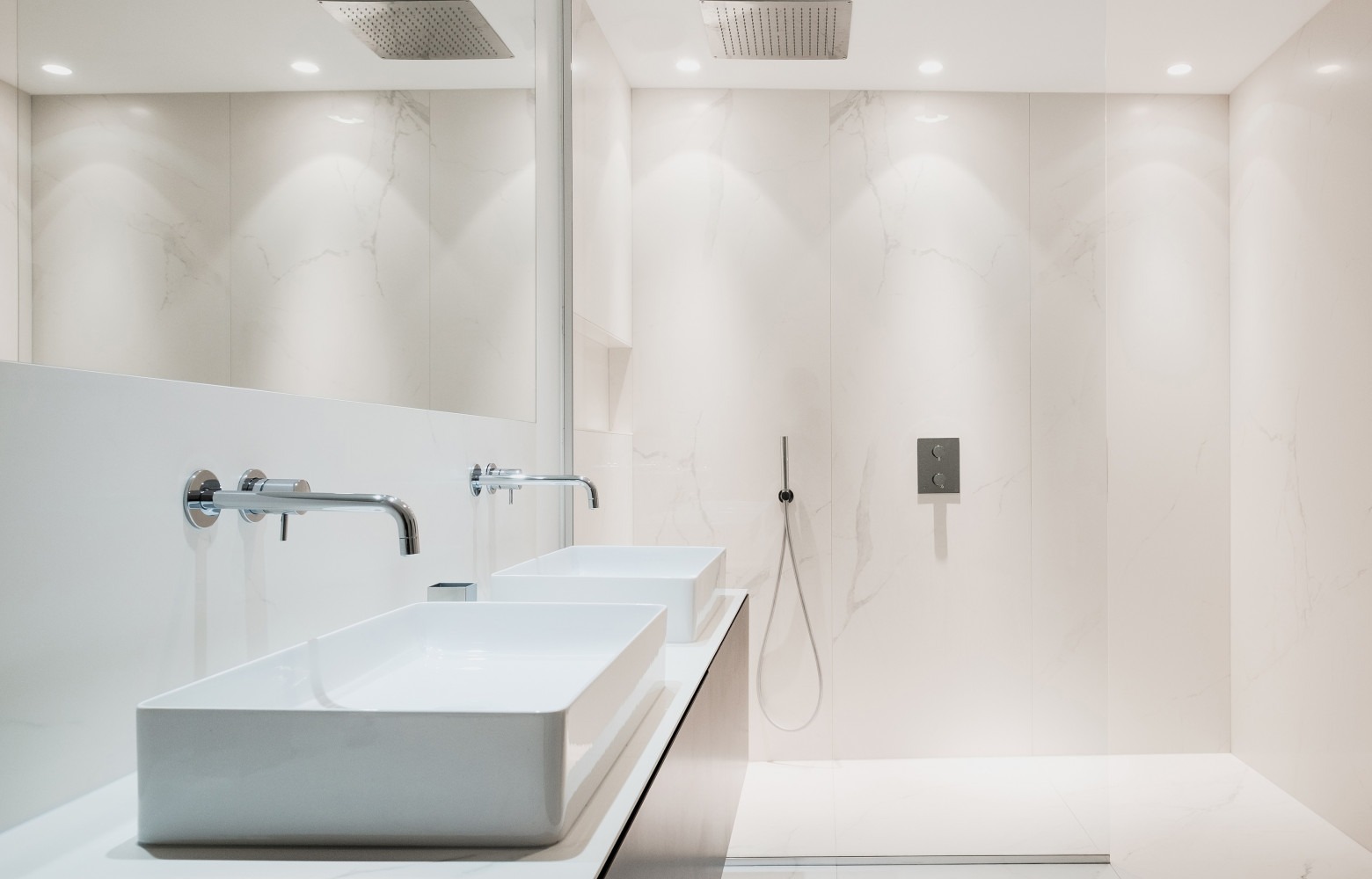 La salle de bains bénéficie d'une grande clarté grâce au sol en céramique qui se prolonge jusque...