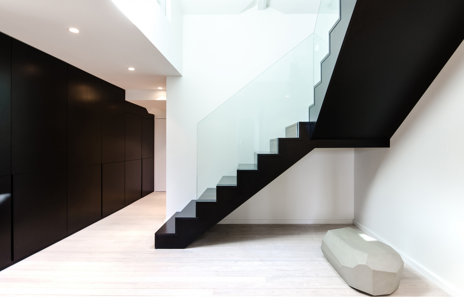 Réalisé en MDF noir teinté dans la masse, plus résistant que les bois laqués en surface, l'escalier...