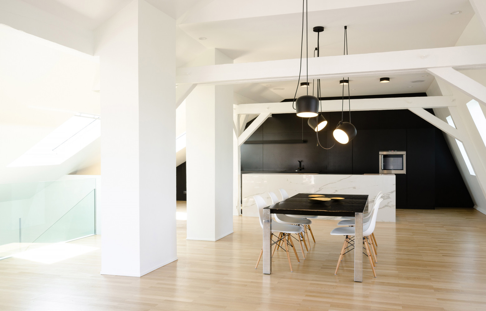 Dédié au pièces de vies, le niveau supérieur du duplex est entièrement ouvert. Seuls deux conduits de...