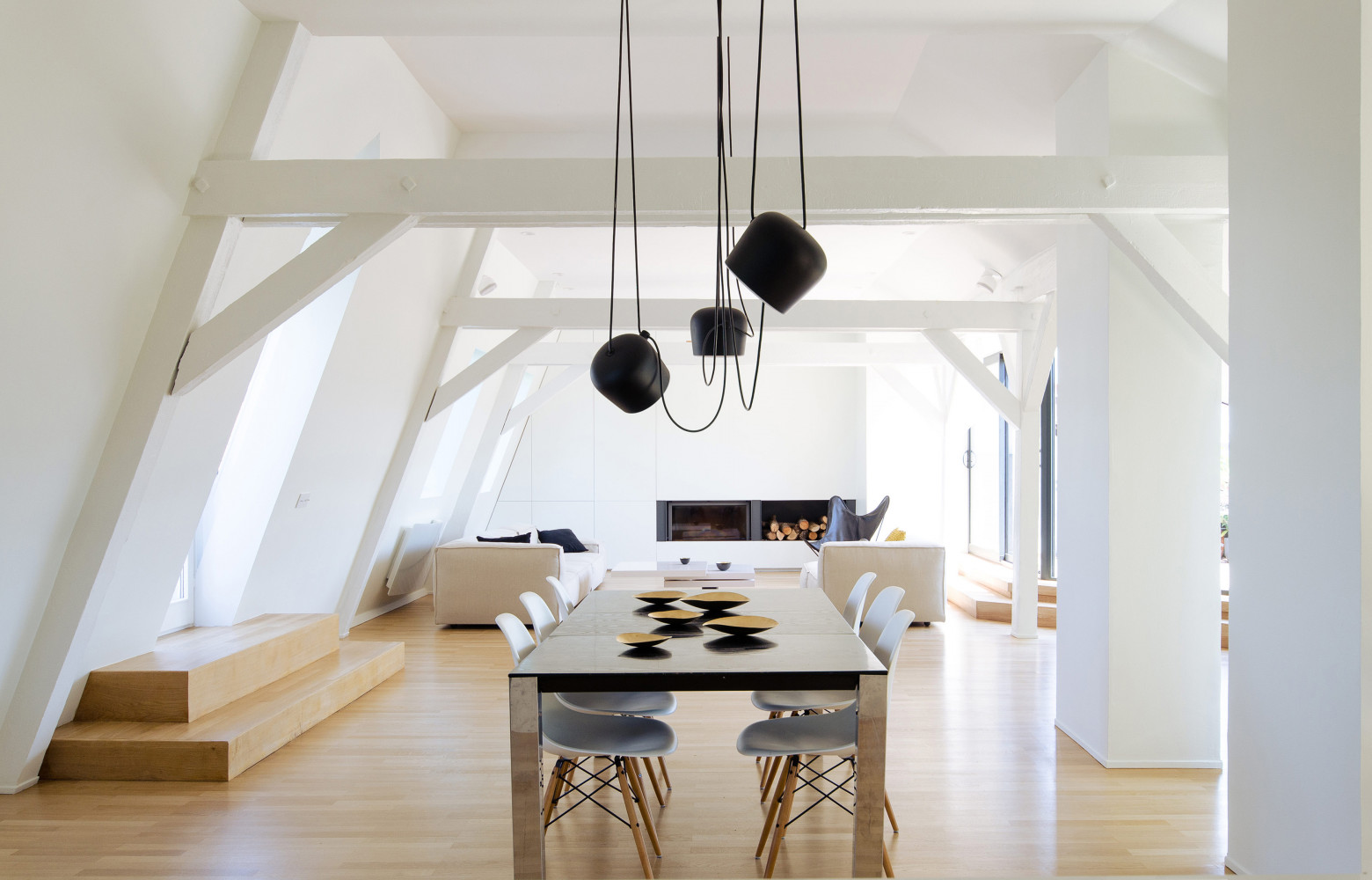 De chaque coté, les nombreuses ouvertures inondent les volumes de lumière et permettent, avec la structure de...