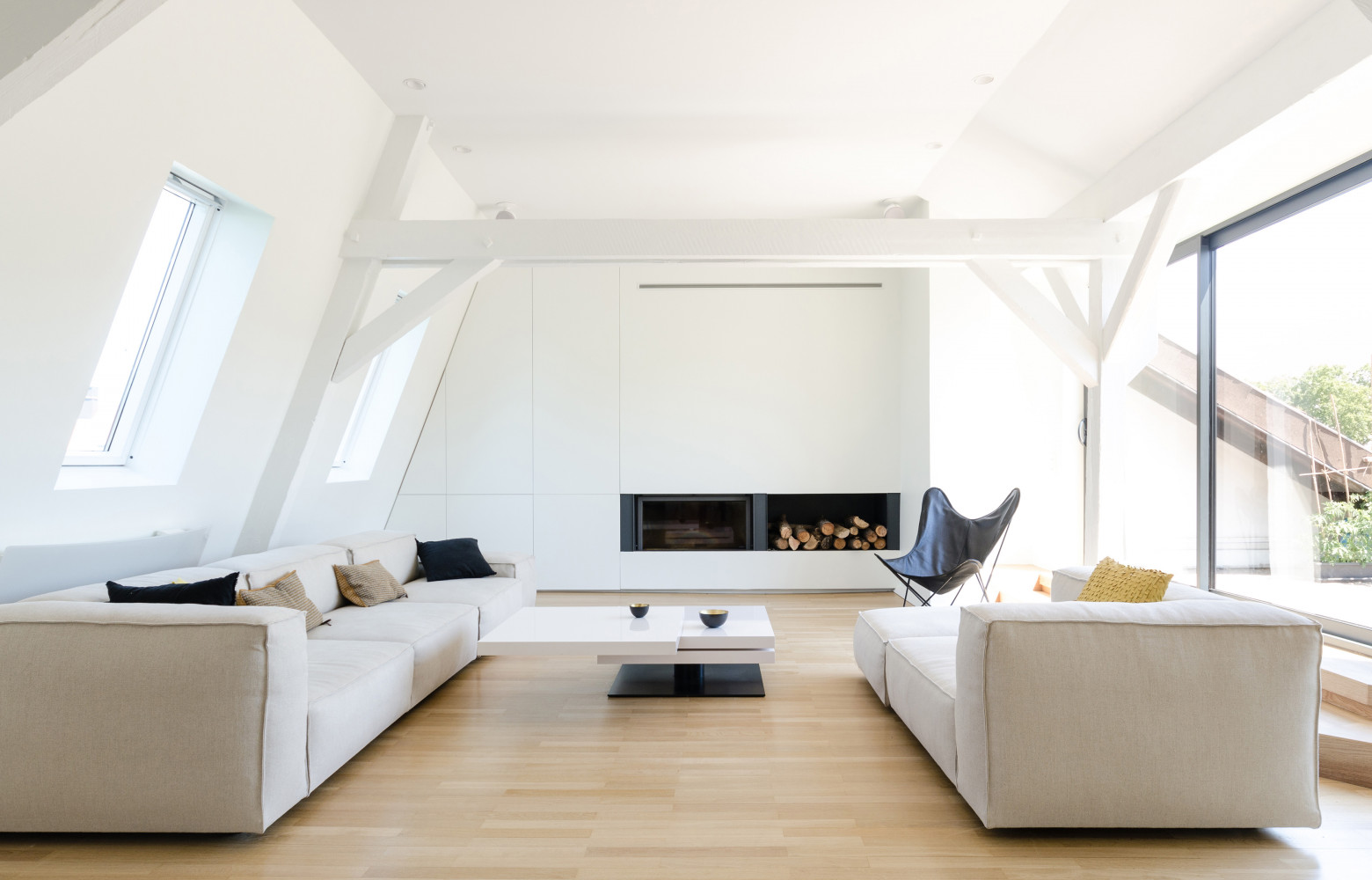 Volontairement épurés, les rangements et la cheminée du salon se fondent dans les volumes de la pièce,...