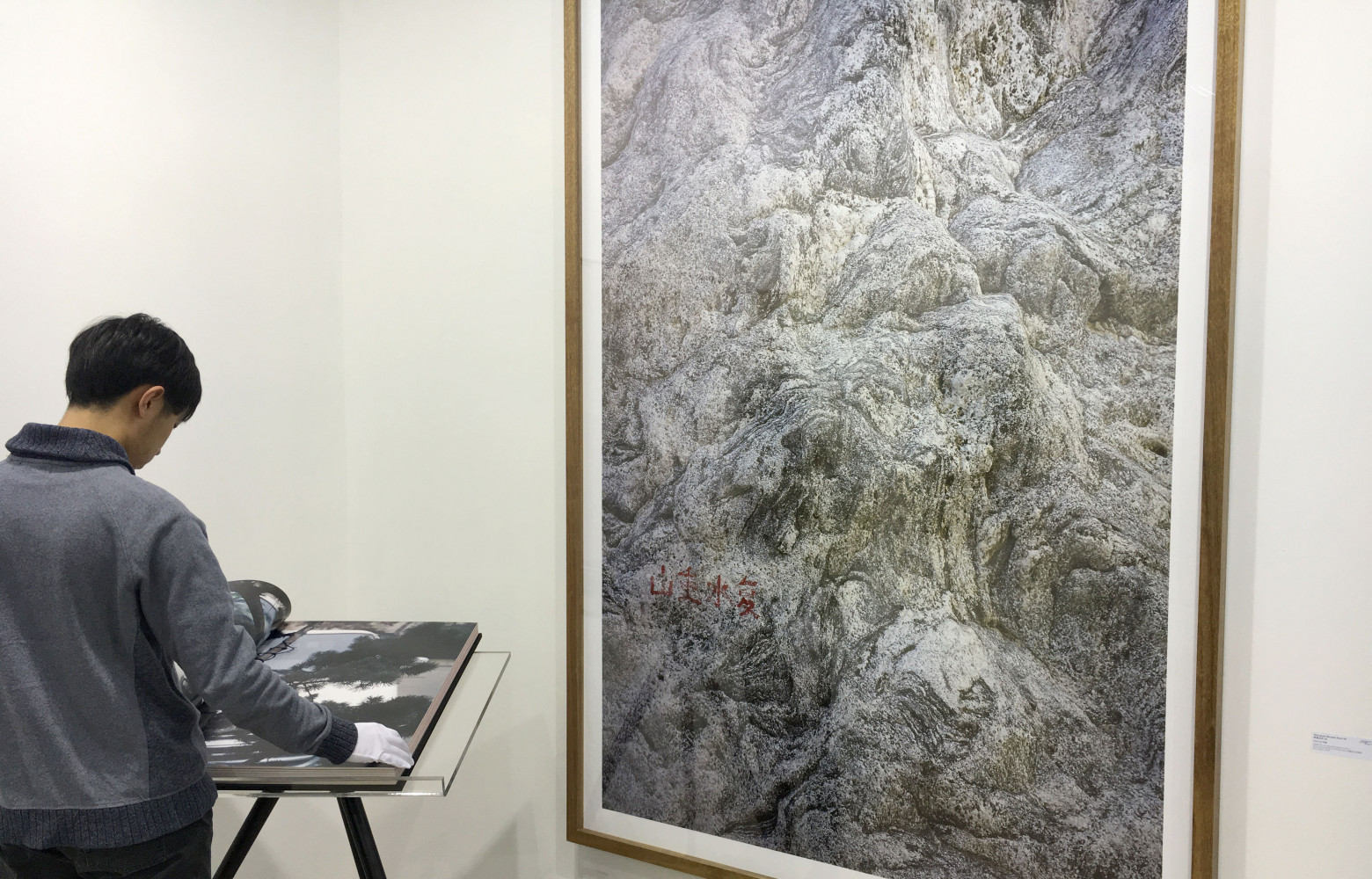 FENG Yan produit aussi bien des beaux livres XXL que des photos (Shanghai Gallery of Art).