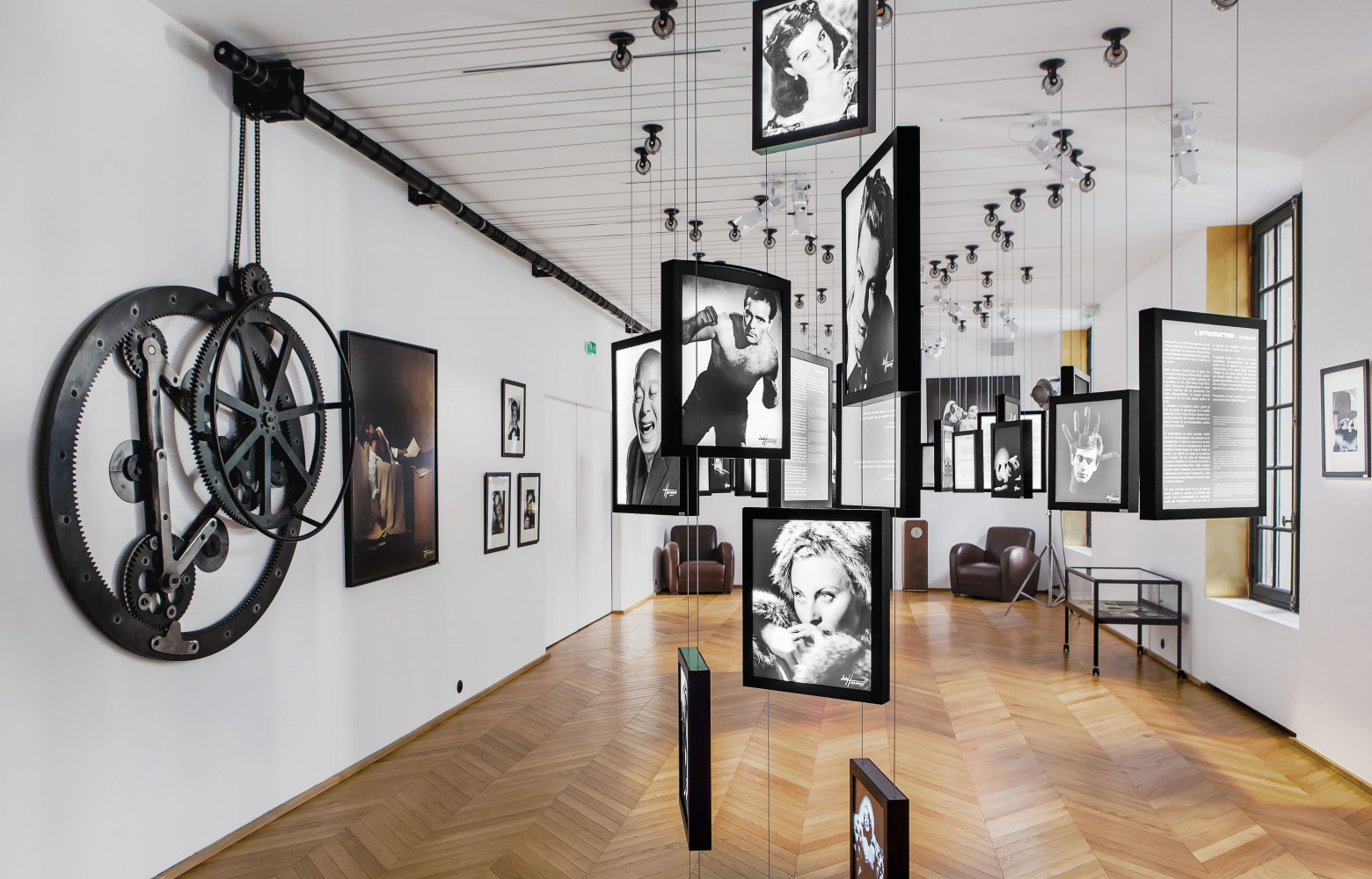 Le deuxième étage est largement dédié à un espace muséographique. Afin de libérer l'espace, les clichés peuvent...