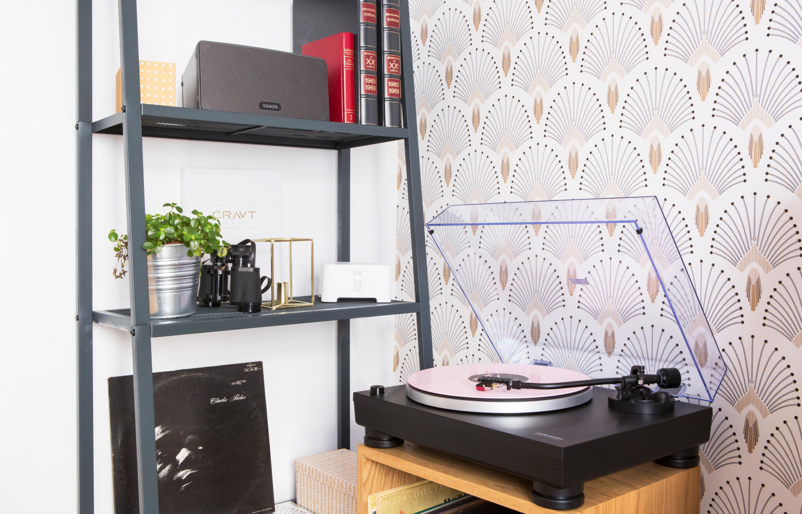 Le bureau est aussi la pièce où l'on écoute la collection de vinyles de la famille grâce...