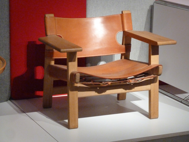 La « Spanish Chair » (1958) marque chez Børge Mogensen le début d’un travail centré sur l’association du chêne et du cuir.