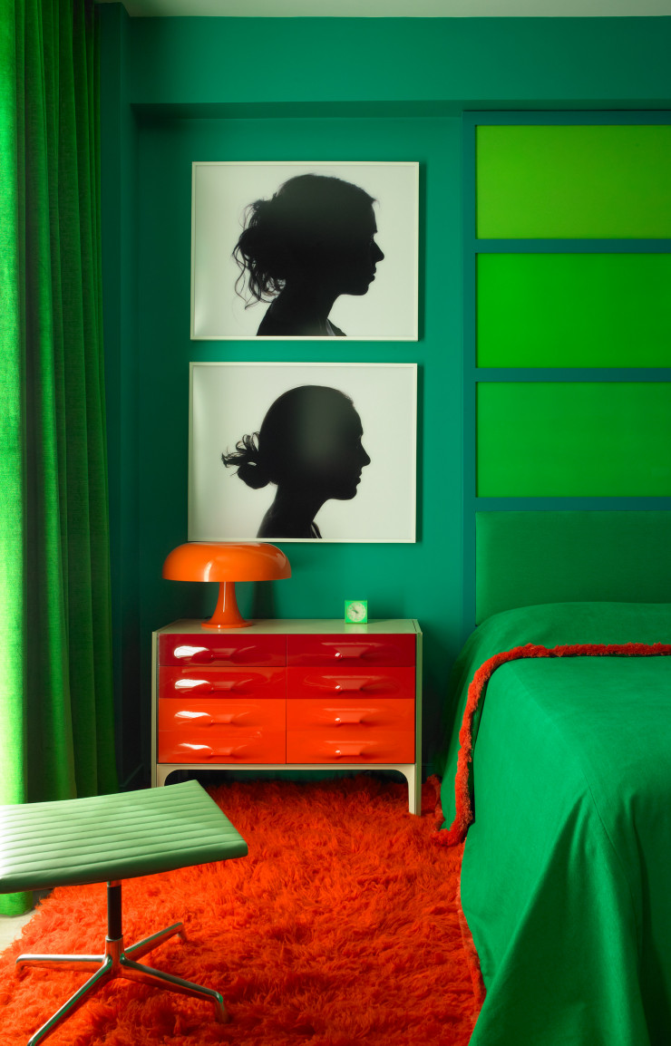 Au mur de la chambre verte d’un duplex de Chelsea, photos de Katherine Wolkoff. Commode de Raymond Loewy. Tête de lit et couvre-lit de Doug et Gene Meyer.