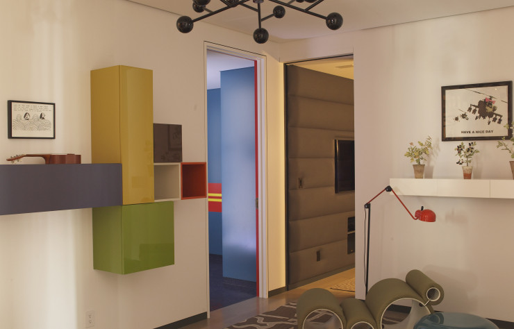 Dans la partie dédiée aux enfants d’un appartement de Manhattan, elle a réuni le lustre « Last Night » de Damien Langlois-Meurinne (Pouenat), une « Tube Chair » de Joe Colombo (Flexform) et un meuble de rangement multicolore de Piero Lissoni.