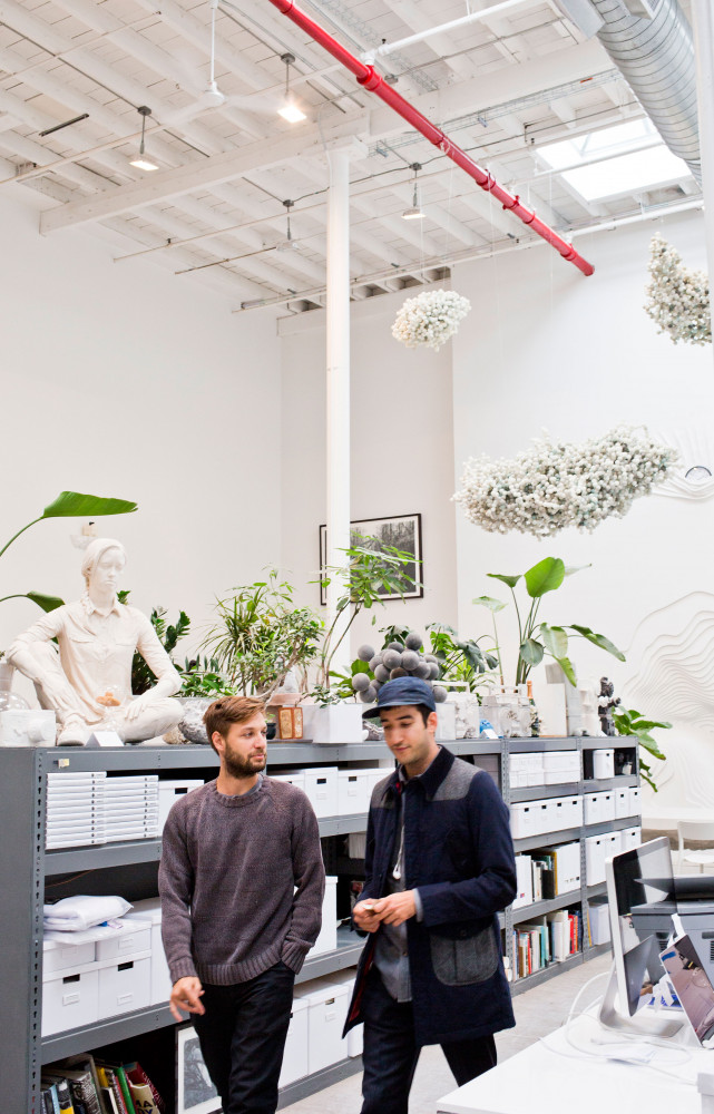 Les assistants de Daniel Arsham lui ressemblent : ils sont jeunes, stylés et ont même parfois des...