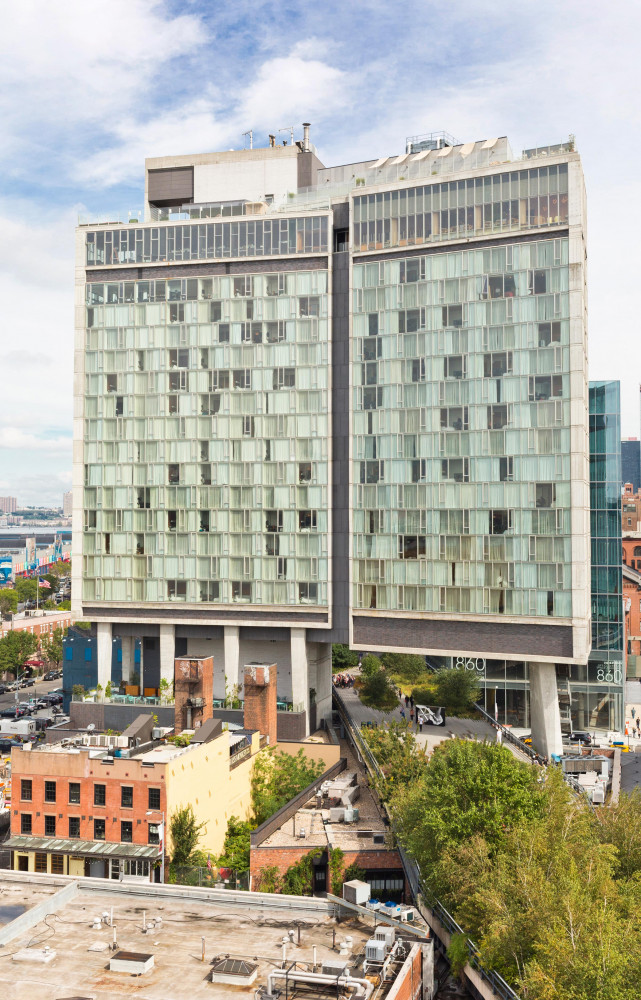Dans le quartier de Meatpacking, l'hôtel The Standard (337 chambres 17 mètres au-dessus du niveau de la...