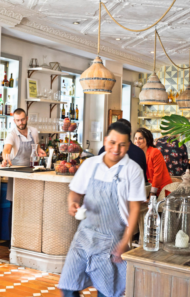 Au restaurant provençal Claudette, on accommode produits locaux et fruits de mer en empruntant des parfums venus...
