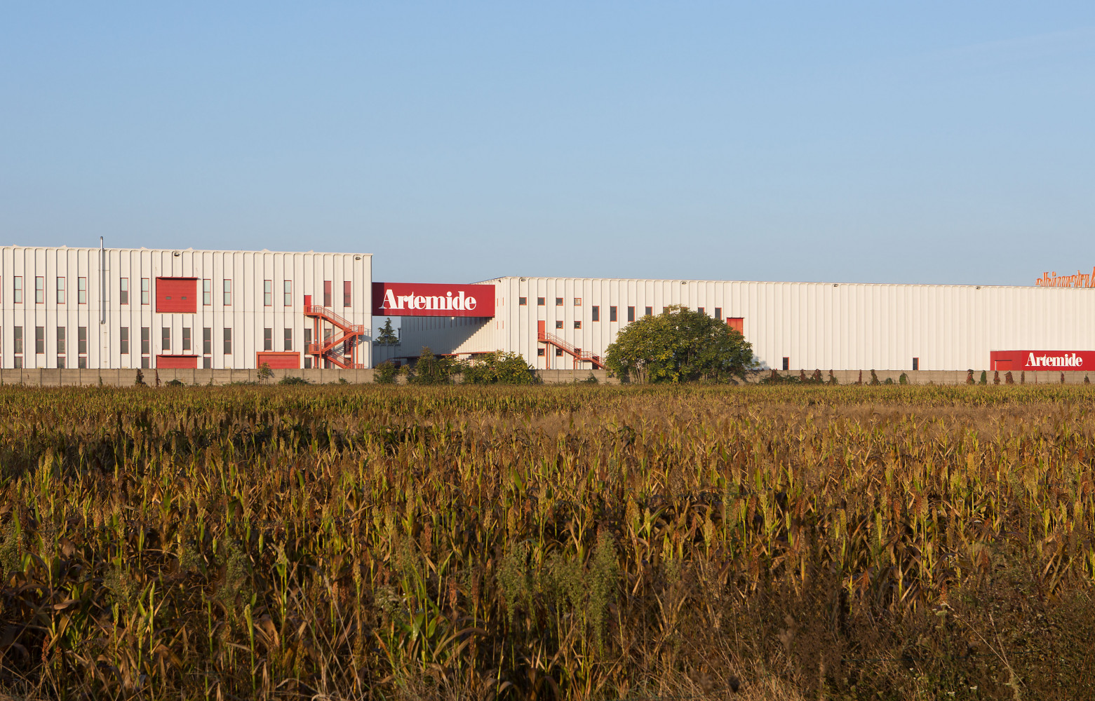 L'usine Artémide et son enseigne qui relie ces deux bâtiments de la banlieue milanaise.