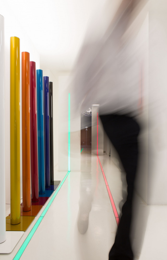 De la couleur encore avec ces lampadaires Illio d’Ernesto Gismondi, dans le showroom milanais d’Artemide.