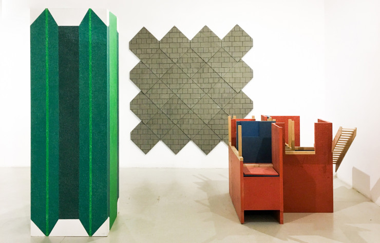 De gauche à droite : « Columm » (2016). « Tiles. Multiple. » pour la ROT-ELLEN BERG house (2016). Maquette « Ordos – 7 houses for 1 house » (2016) d’Architecten De Vylder Vinck Taillieu.