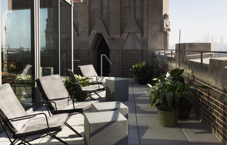 Une terrasse qui permet de jouir des vues sur la ville autant que de l’architecture Art déco de la Northwest Tower.