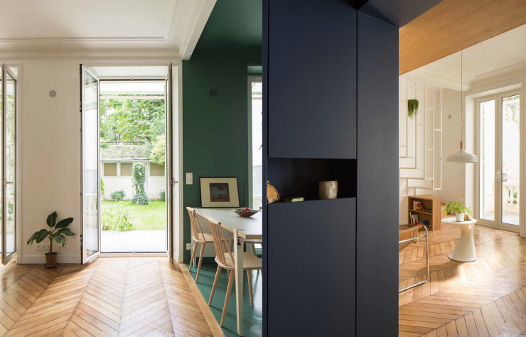 Elément à part entière du projet, la couleur permet de délimiter les espaces de la cuisine et de l’entrée.