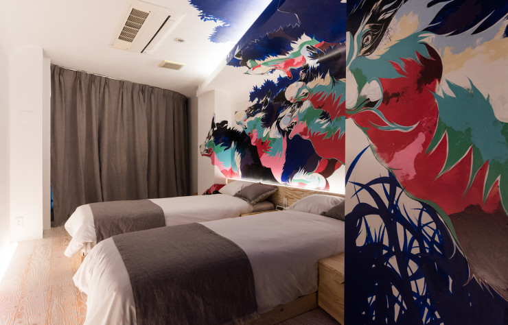 Yohei Takahashi a conçu le décor de la chambre « Into the Foreign » du BNA Hotel Kōenji.