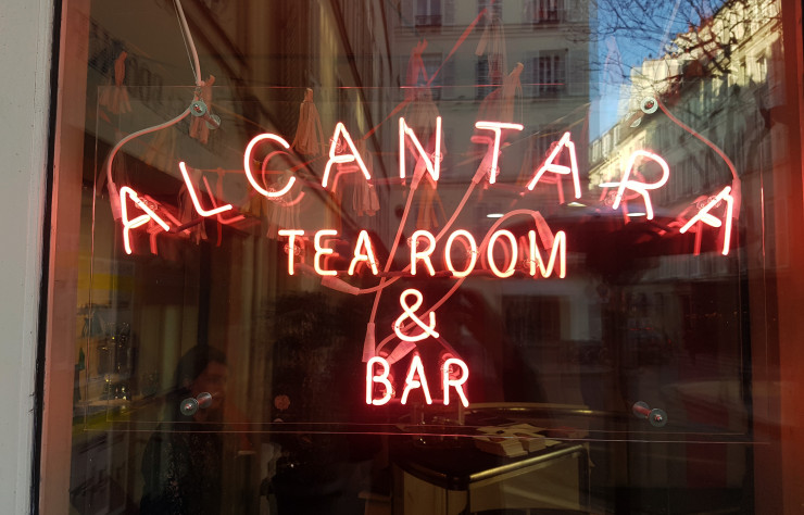 L’Alcantara Tea Room signé Sebastian Herkner place de Furstenberg (75006).