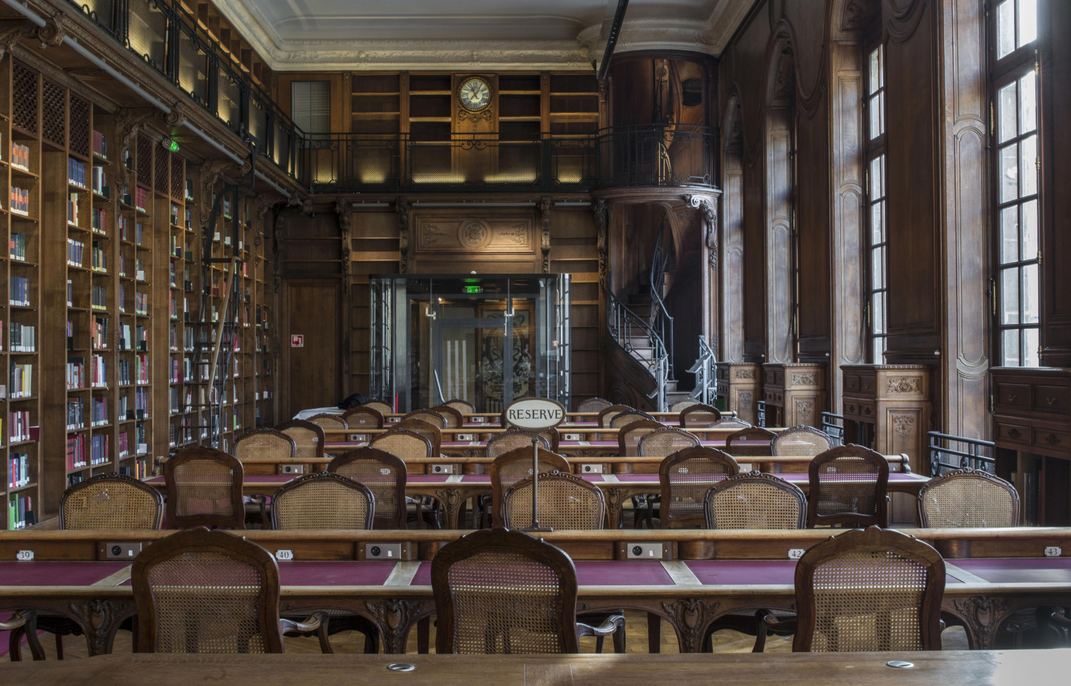 La salle des Manuscrits fait partie des pièces rénovées. Le département éponyme conserve la plus importante collection...