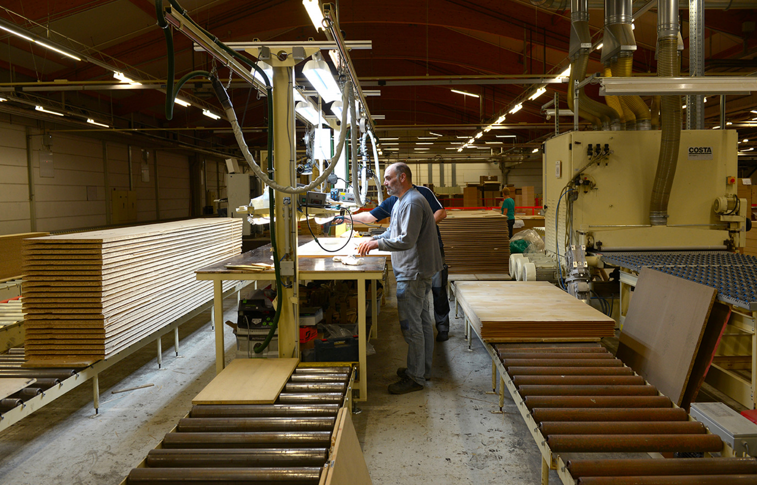 Des ouvriers interviennent à chaque étape stratégique.