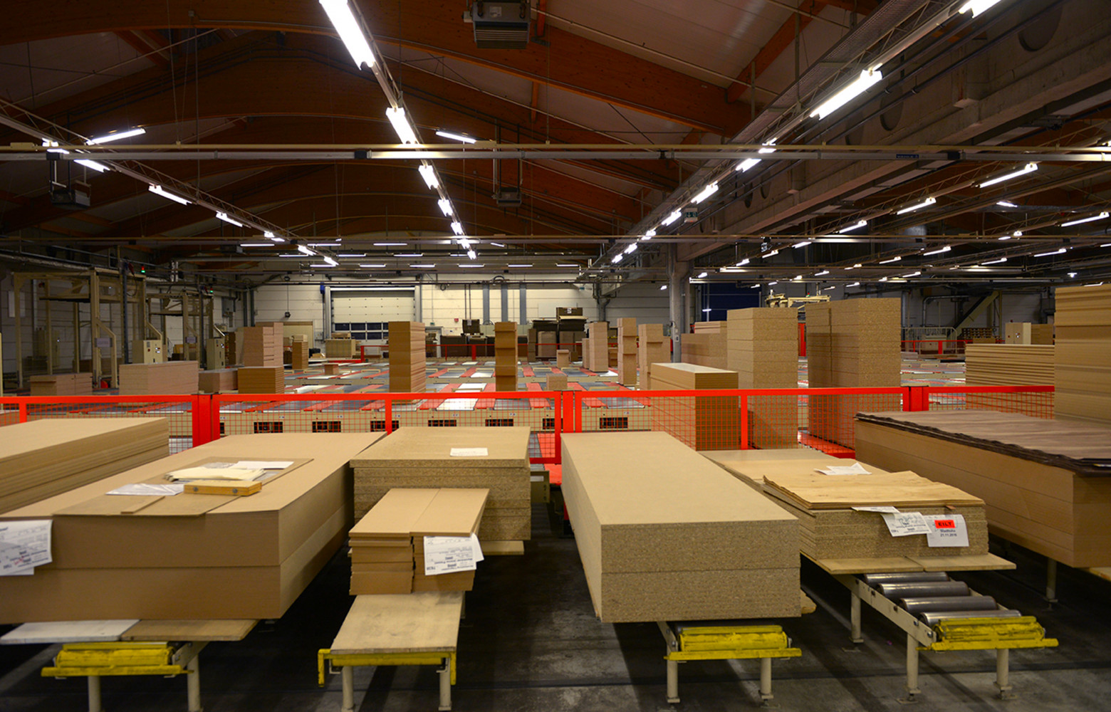 Dans l’usine de Hobb, le bâtiment de 172 m de long pour 16 000 m2 abrite l’unité de placage. C’est...