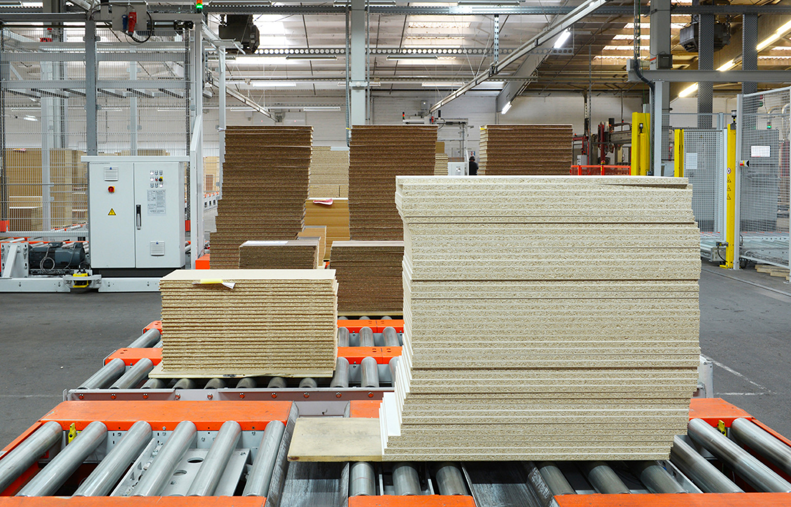 Le laquage est l’étape ultime de la chaîne de fabrication et débute par les chants avant de...