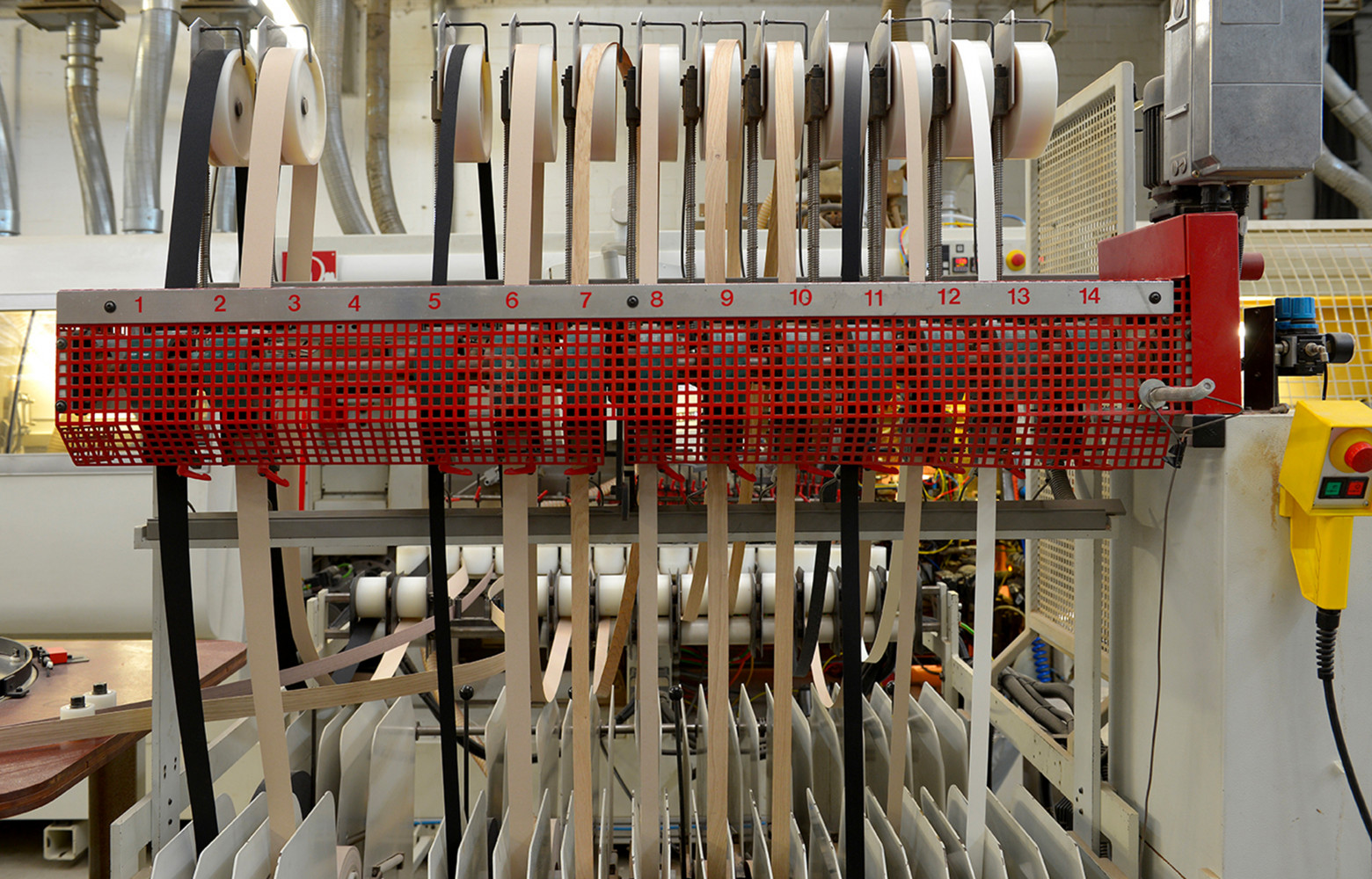 Exemple de l’automatisation activement mise en place dans les usines de la marque, cette machine plaque seule...