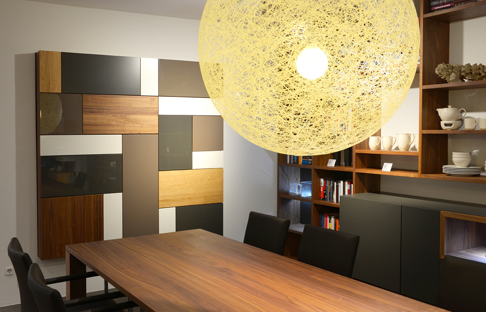 Dans ce showroom s’expose dès l’entrée la nouvelle collection « Madera », déclinée pour le salon, la salle à...