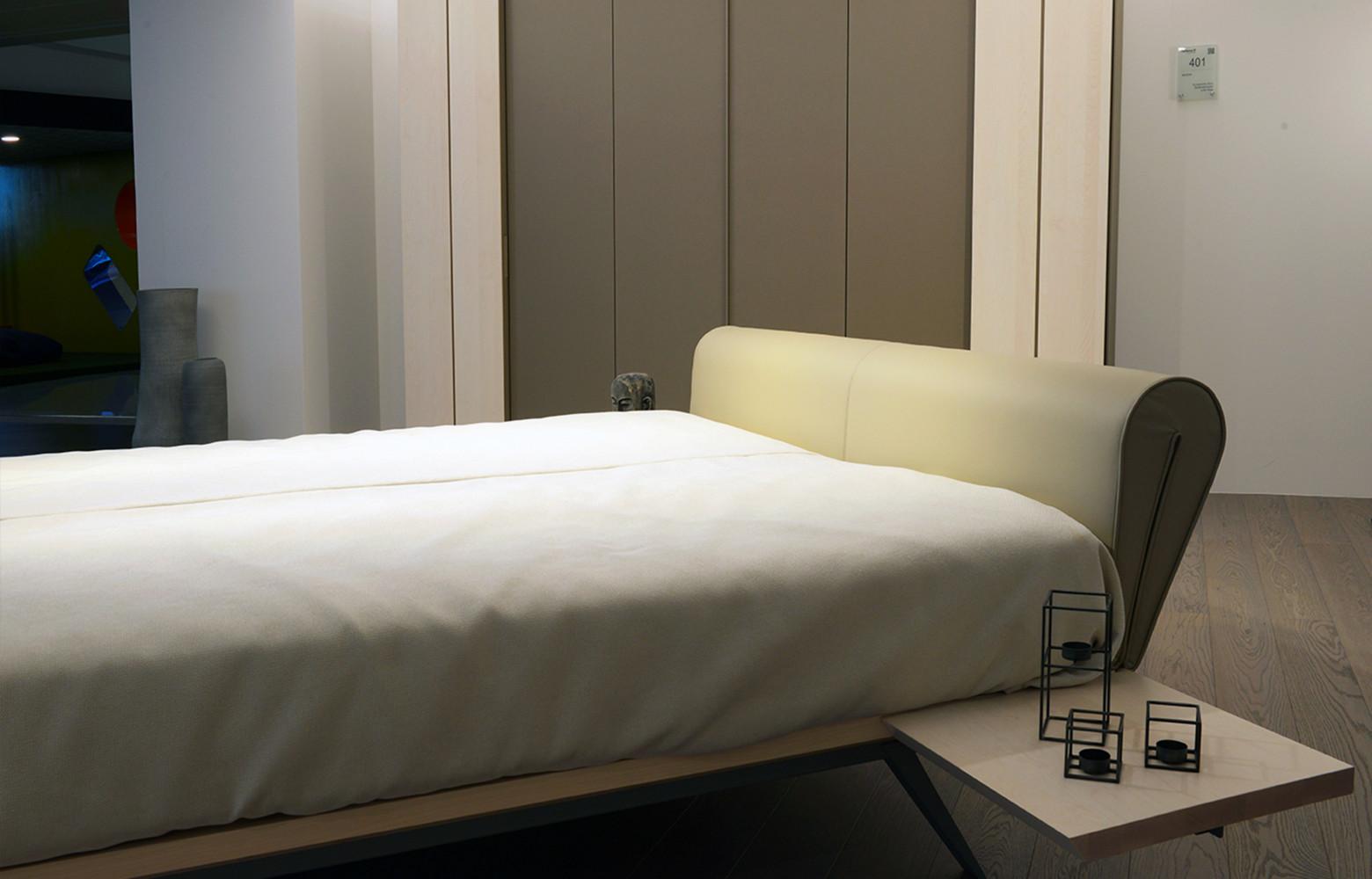 Le design conjugue différents matériaux dans une structure claire aux lignes douces.