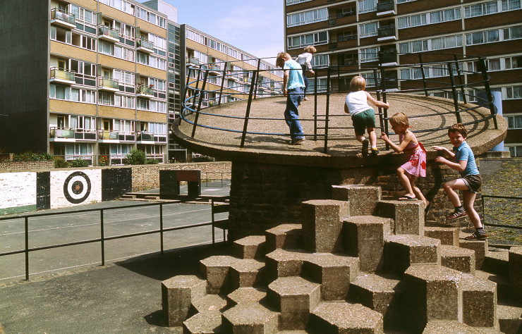 L’aire de jeux du Churchill Gardens Estate dans le quartier londonien de Pimlico en 1978.
