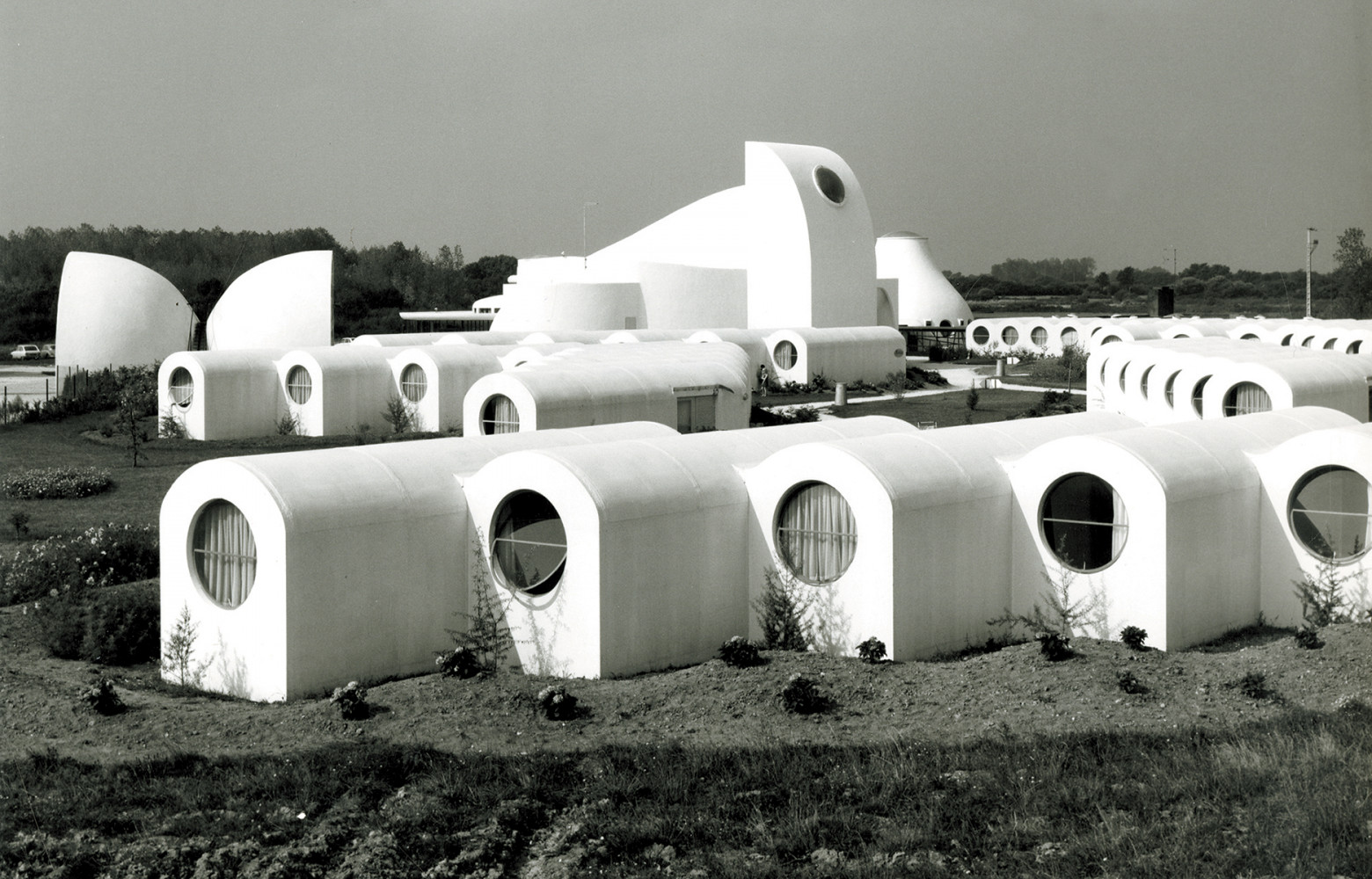 Village de vacances de Beg-Meil. Issu d’une collaboration entre le sculpteur Pierre Széleky et l’architecte Henri Mouette,...