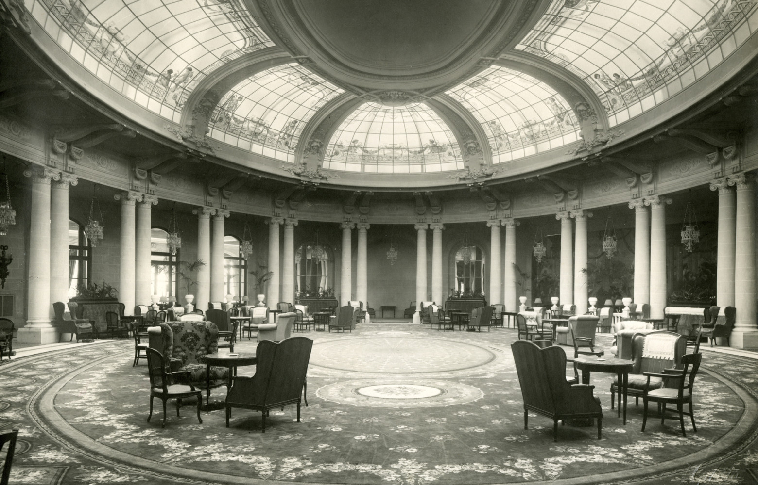 Hôtel Negresco, vue du grand hall, Nice. En 1910, l’hôtel Negresco apparaît à Nice grâce à la...