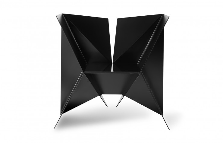Le fauteuil « T05-AC » d’ Aimeric Chay fait parti de la collection « Triangulation », présentée en 2013 à Art Paris Art Fair avec la galerie Lélia Mordoch.