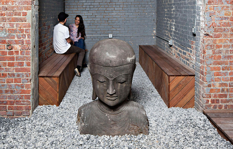 Habitée par un buste de buddha, la cour située à l’arrière du bâtiment devient un lieu de détente idéal.