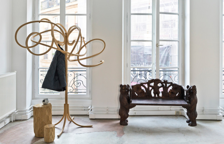 Dans le studio parisien de Mathieu Lehanneur, son porte-manteau After Thonet (Yohann Serfaty, Paris) côtoie un banc de style Forêt-Noire.