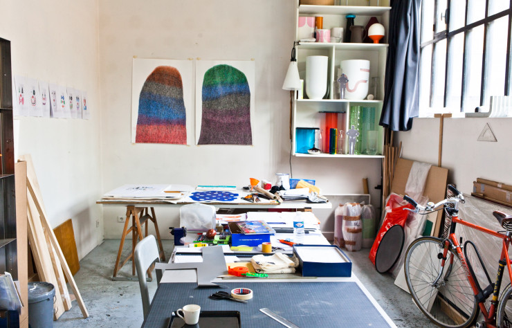 Dans cet atelier qu’il a hérité de son père, Pierre Charpin travaille plus comme un artiste que comme un designer.