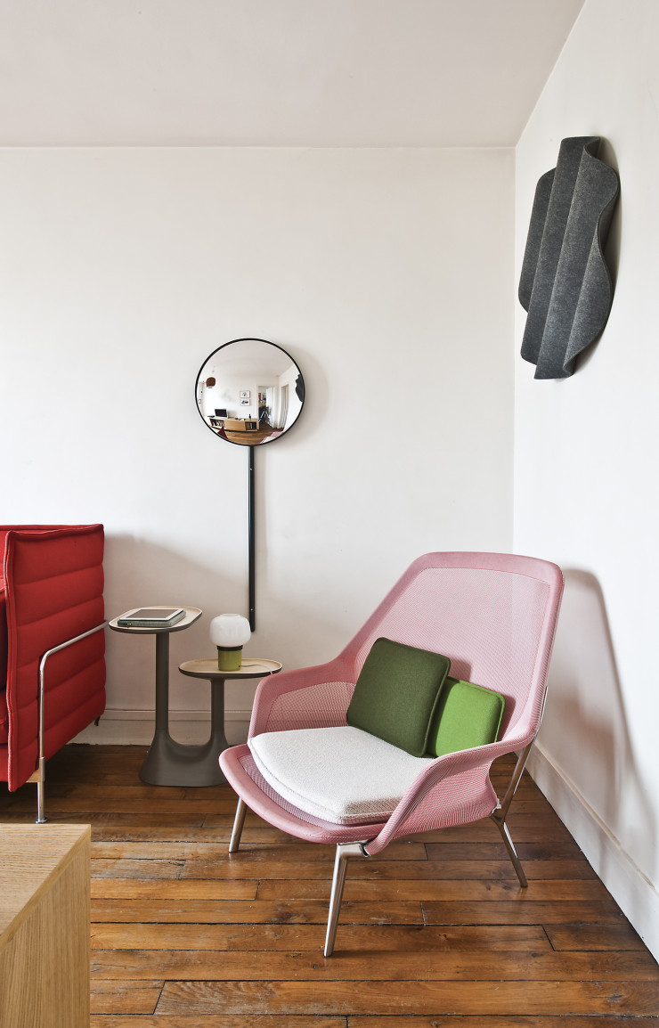 À la maison, sa table basse Baobab (Moustache), son miroir Rétroviseur domestique, présenté à l’exposition « Nouvelle Vague » en 2011 (Miniforms), sa lampe de table Doll (Foscarini) et la Slow Chair des Bouroullec (Vitra).