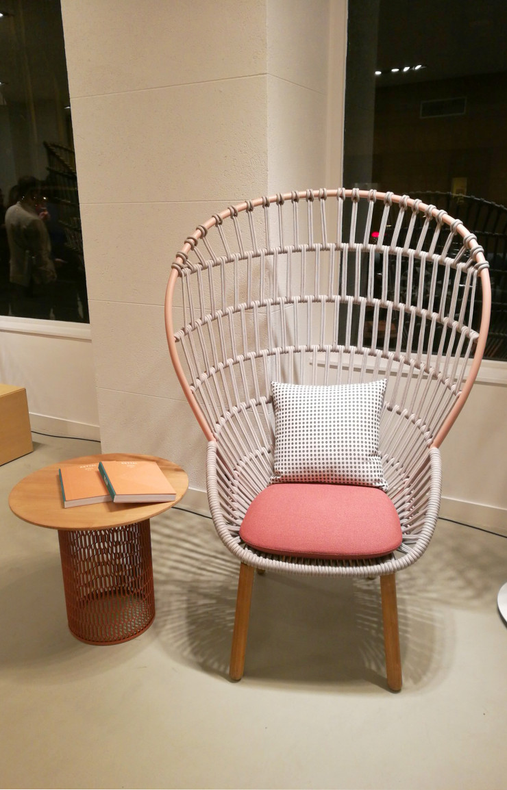 Le fauteuil Cala de Doshi & Levien pour Kettal (80, boulevard Malesherbes, 75017) revisite le mythe « Emmanuelle ».