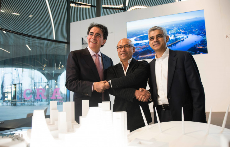 L’architecte espagnol Santiago Calatrava, le promoteur Sammy Lee (Knight Dragon) et le maire de Londres Sadiq Khan lors de la signature du plan de développement de Greenwich.