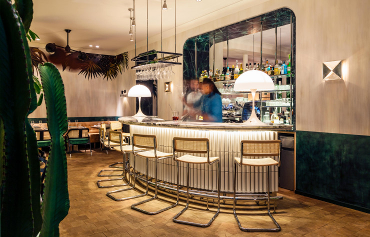 Le bar aux accents Bauhaus fait le lien entre les deux salles du restaurant.