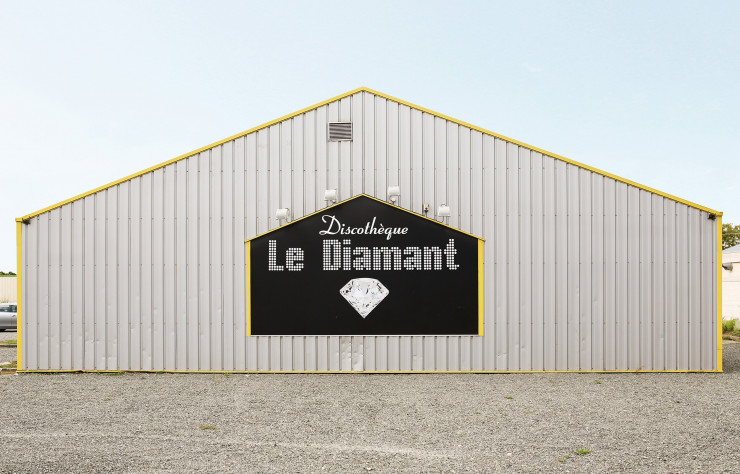 « Le Diamant – 53150 Neau (Mayenne) ». Photo de François Prost. Série After Party (2011-2017).