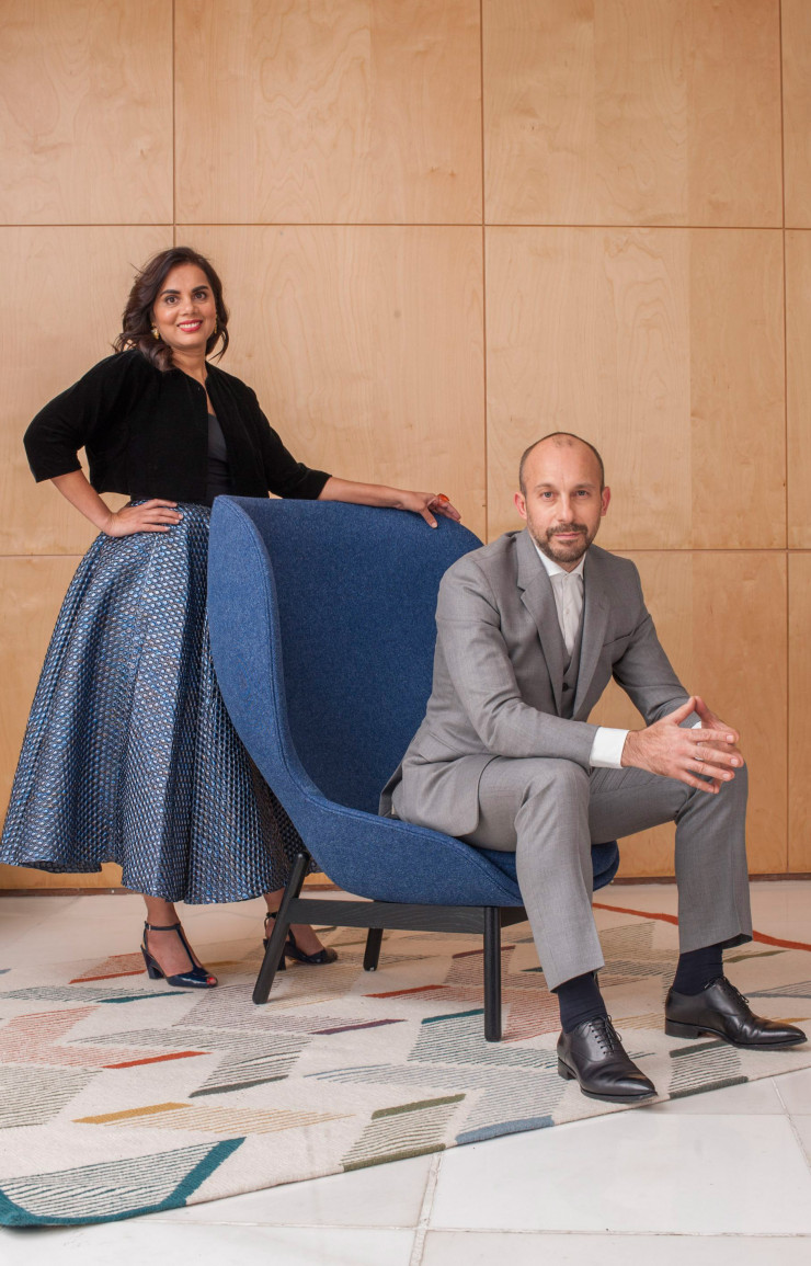 Nipa Doshi et Jonathan Levien, avec le fauteuil « Nami » et le tapis « Phulkari », deux des 13 pièces de leur collection « Open Home », entre modernisme scandinave et design italien.