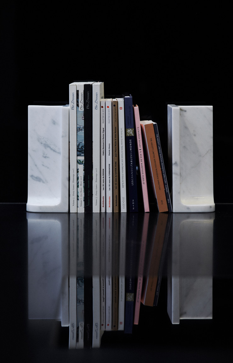 Monolithe édite notamment les pièces de Piergil Fourquié, comme les serre-livres « Charles & Elie » en marbre blanc ou noir.