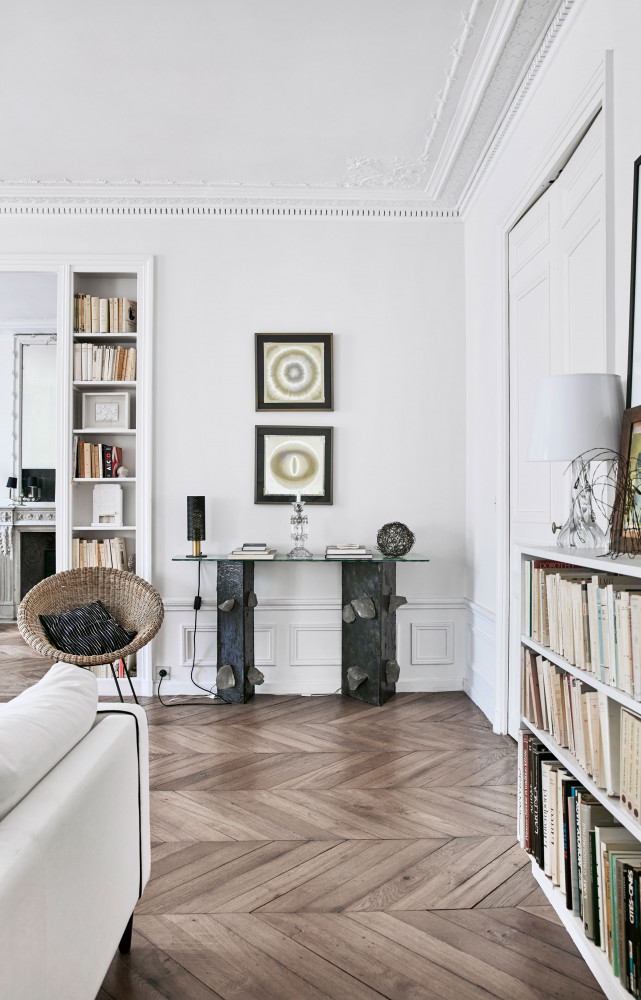 Vue du salon vers la chambre. La console ainsi que les deux tableaux encadrés au-dessus datent des...