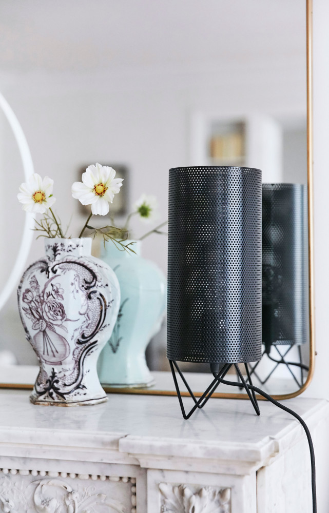 Sur la cheminée d’origine en marbre, un vase Vallauris des années 60 voisine avec la lampe «...