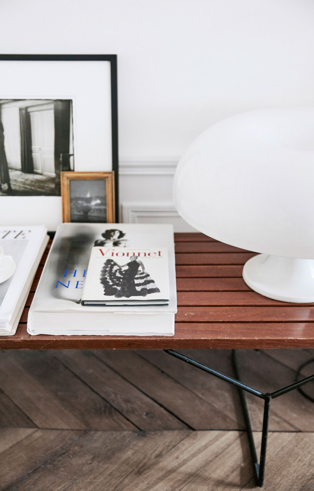 Dans le salon, contre le mur, banc de Harry Bertoia (Knoll) sur lequel Marie a placé des...